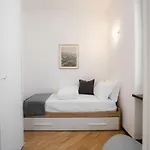 Eap Suites 2, Verona